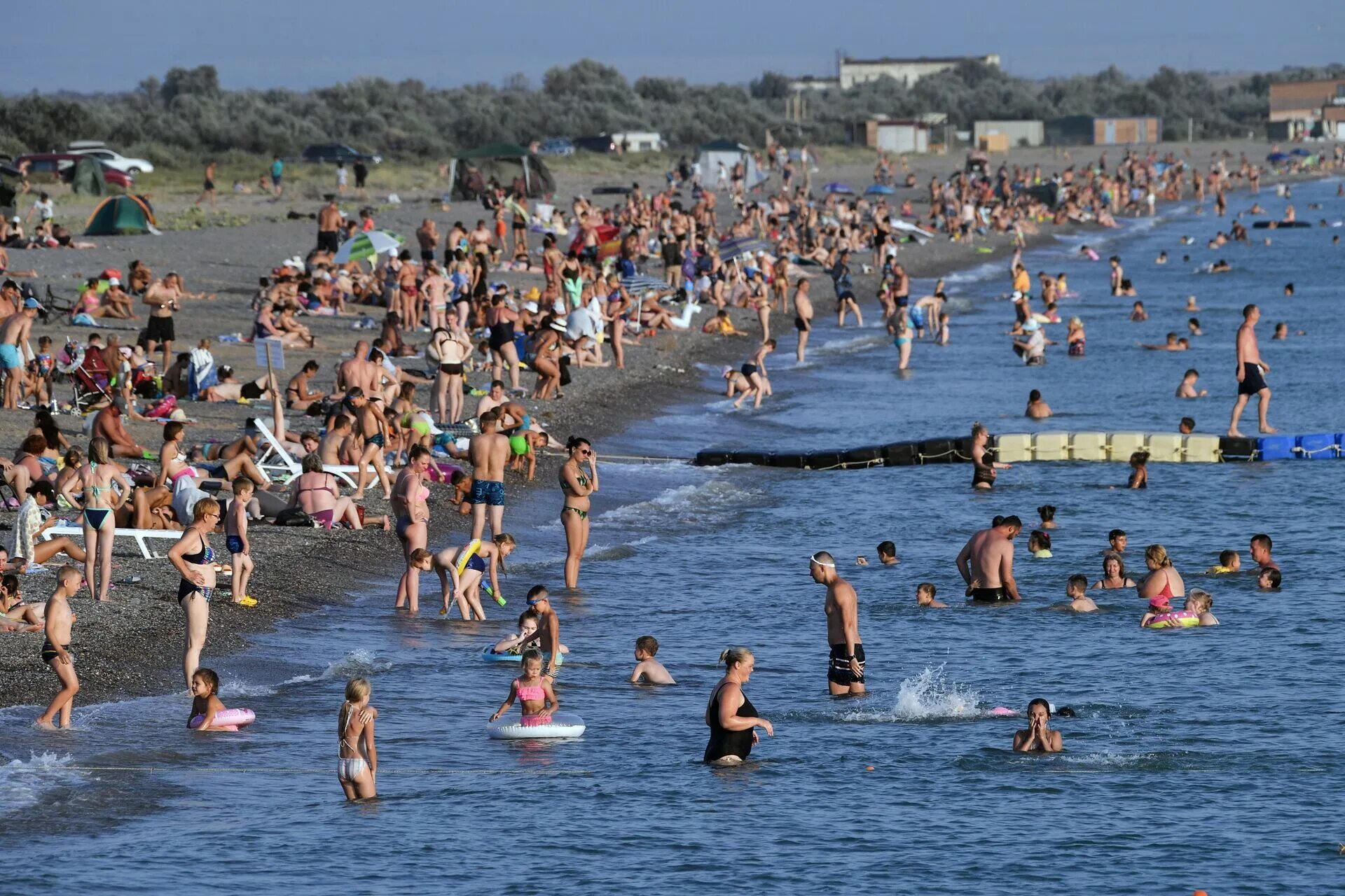 Можно ли отдыхать в крыму 2024. Новофёдоровка Крым. Саки Новофедоровка. Пляж Крым много людей. Крым Саки Новофедоровка.