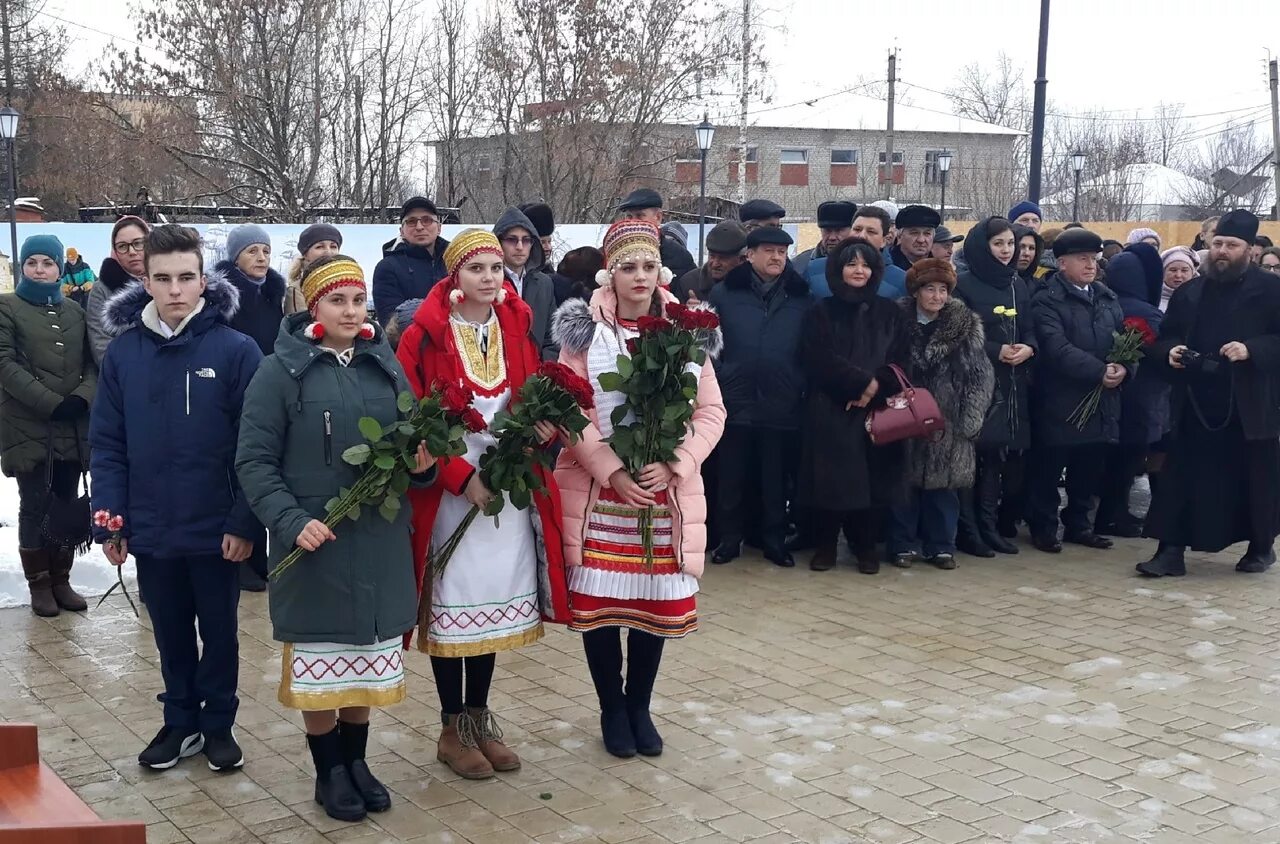 Погода в темникове на 14 дней. Темниковский памятник Ушакова. Ушаков Мордовия Темников. Памятник Ушакова в городе Темников. Темников Республика Мордовия.