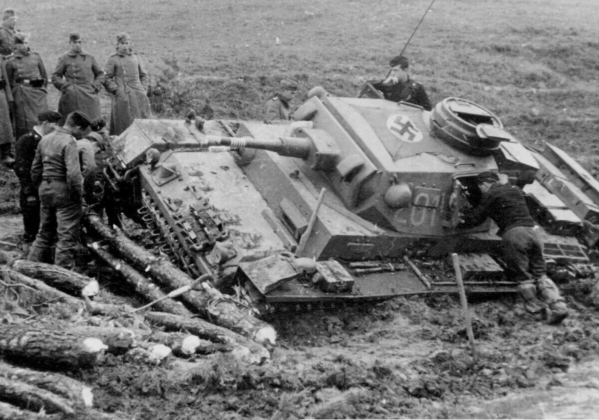 1945 год восточный фронт. Немецкие танки в грязи 1941. Немецкая техника в грязи в 1941. Подбитый ПЗ 3. Фашистские танки 2 мировой.