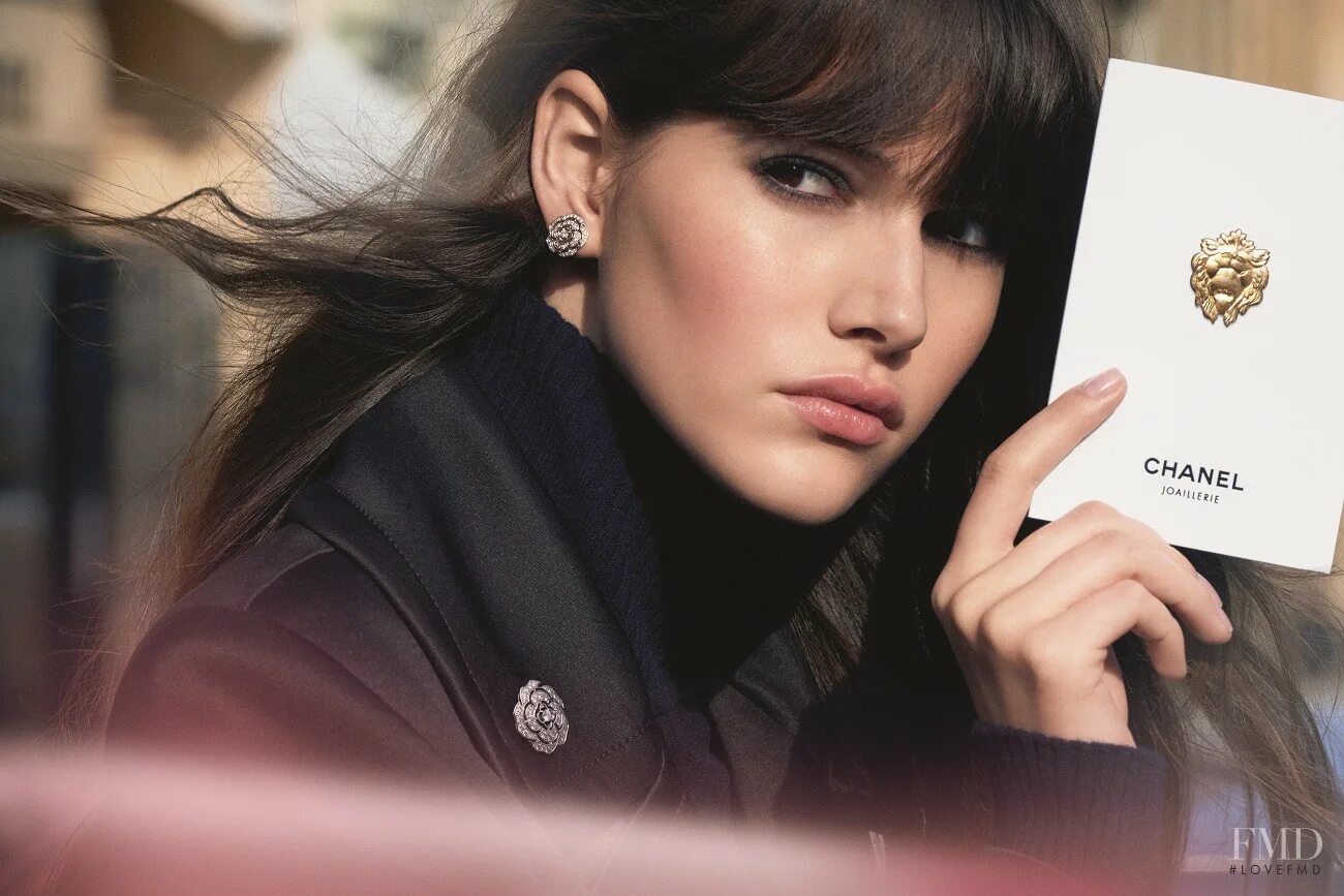 Реклама шанель 2022. Девушки chanel. Karl lagerfeld chanel. Стиль коко шанель. Обои на рабочий стол шанель.