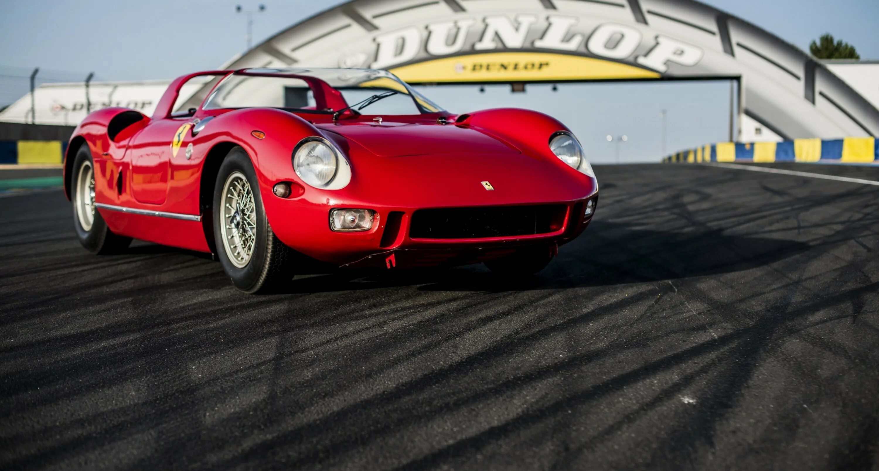 Форд похожий на феррари. Ford gt40 ford vs ferrari. Феррари gt 40. Феррари 488 пе. Форд похожий на феррари.