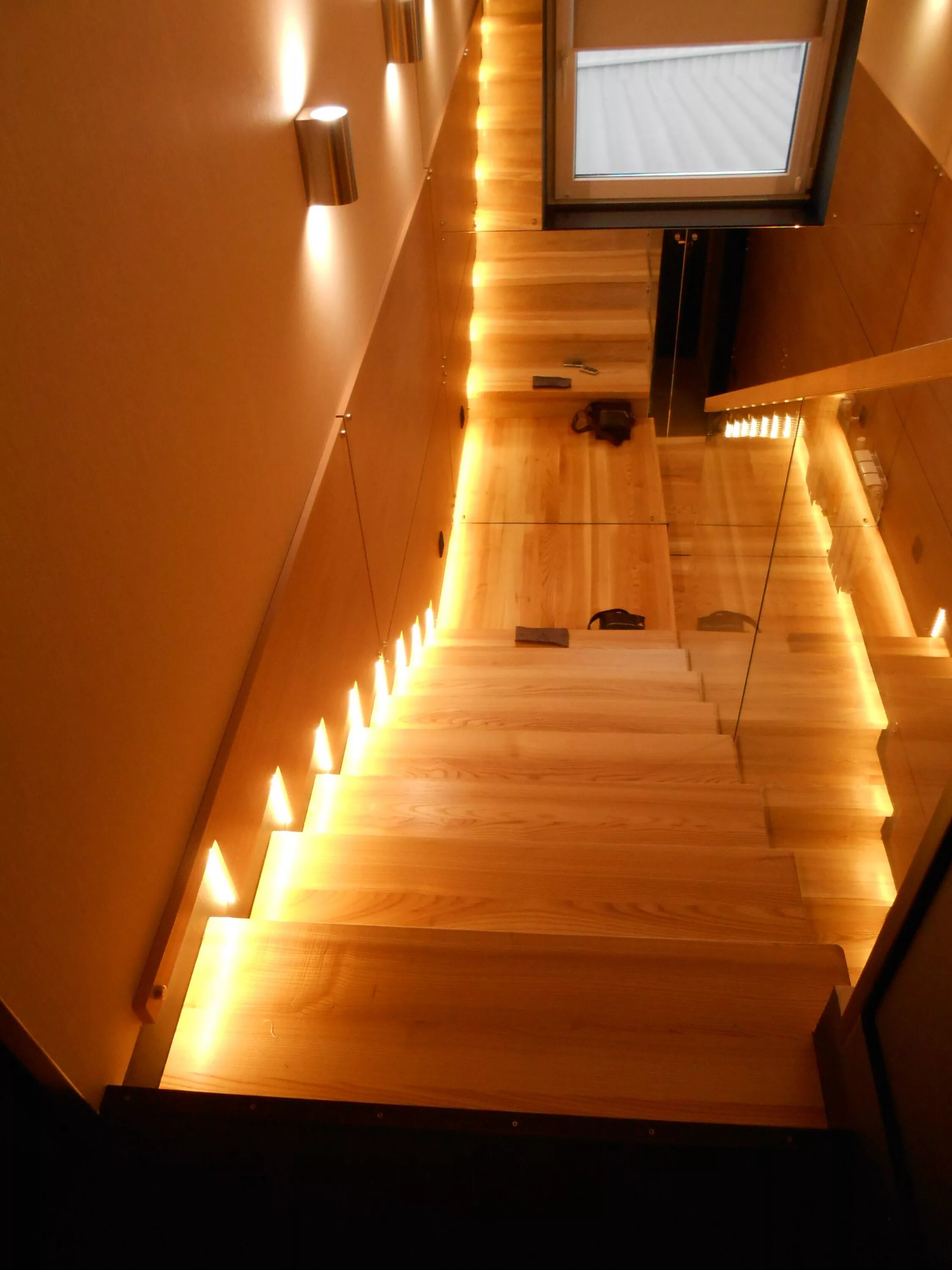 Как сделать освещение в домашних условиях. Подсветка деревянной лестницы. Светодиодная подсветка лестницы. Подсветка деревянных ступеней. Освещение лестницы в доме.