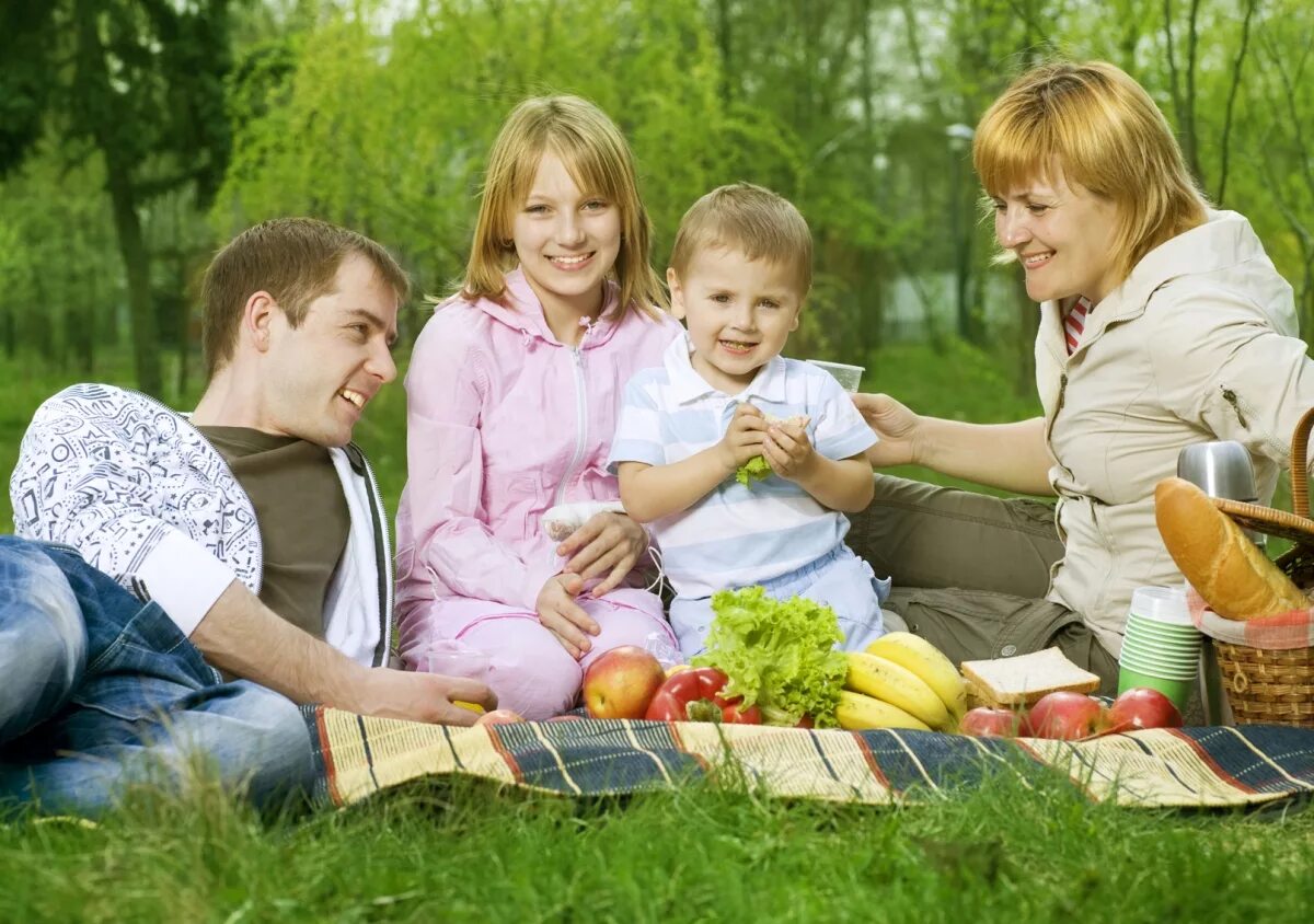 Family description. Семья на пикнике. Пикник с семьей на природе. Дети и природа. Счастливая семья на природе.