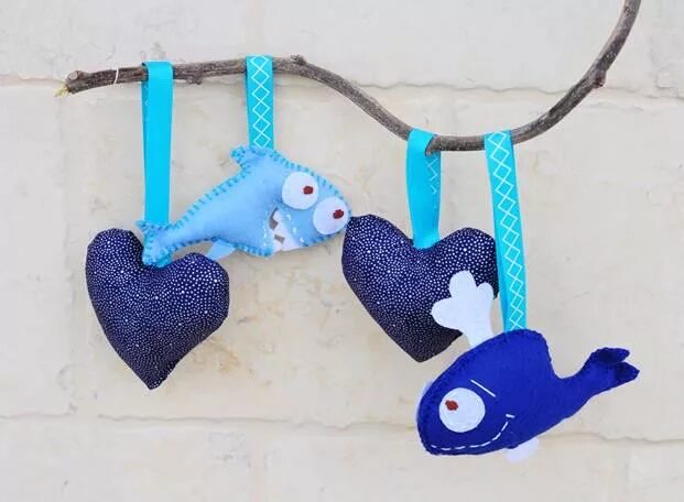 развивающие игрушки подвески. игрушки из фетра. сделать игрушку подвеску. вязаная подвеска на кроватку. слингобусы деревянные.