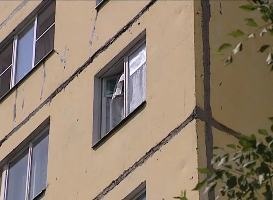 На курчатова 76 выпал мужчина. Мужчина выпал из окна ярославль. Ярославль из окна. Угличская дом 7 ярославль. Ярославль ленинградский проспект 66к3.
