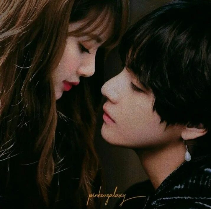 Lalisa Taehyung Kiss. Lisa and Taehyung. V and Lisa Kiss. Tae and Lisa.