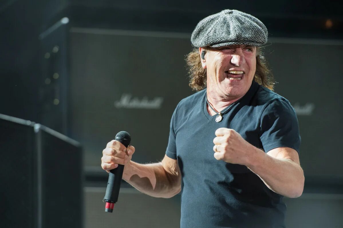 Вокалист в группу. Брайан Джонсон. Солист AC DC. Brian Johnson AC DC. Вокалист Брайан Джонсон.