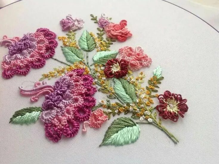 Техника вышивки цветов. Техника вышивки рококо. Ирландская вышивка рококо. Стампворк вышивка. Вышивка бразильская техника рококо.