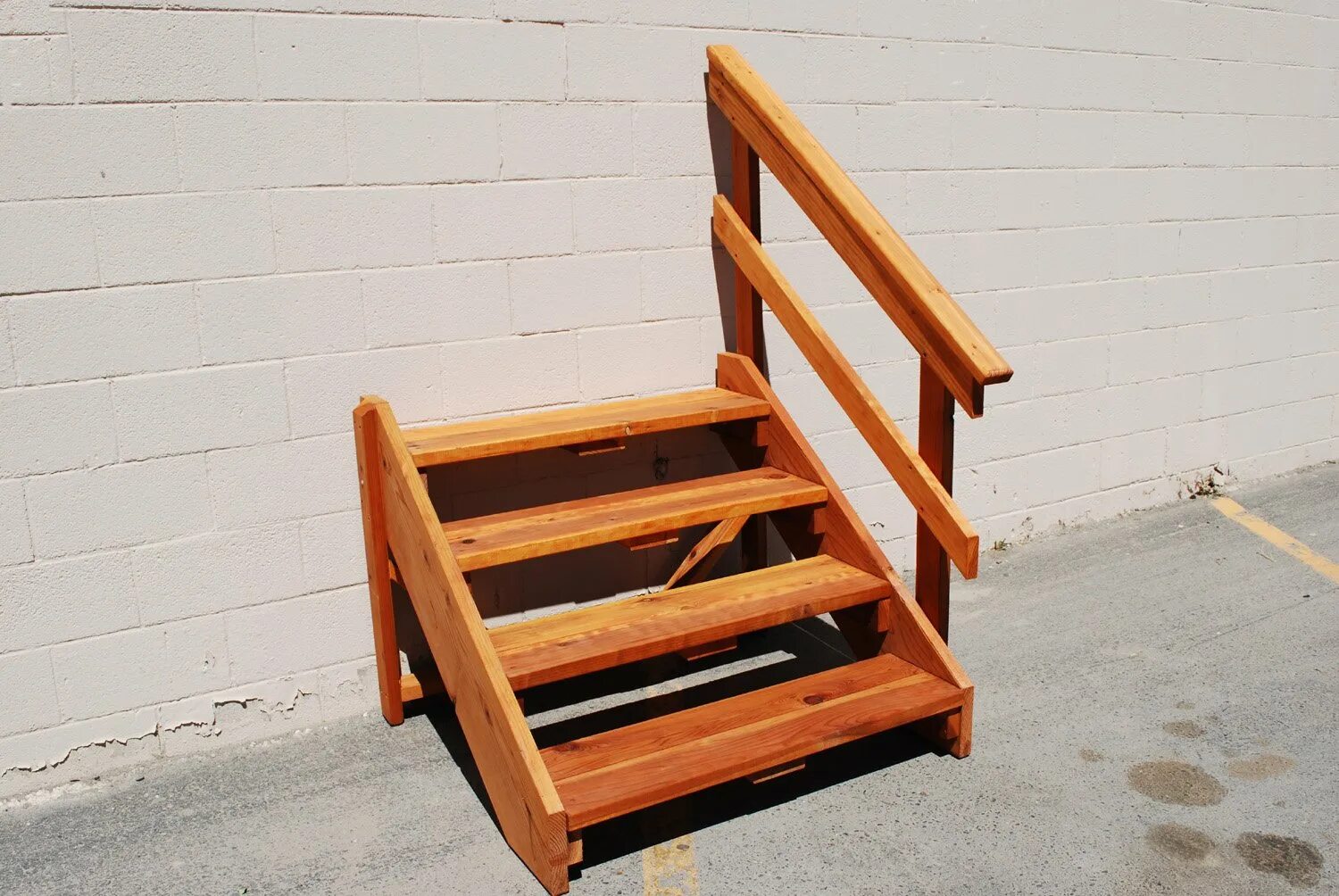 Лестница две ступени. Маленькие складные лестницы. Деревянные ступеньки для крыльца. Лестница 5 ступеней деревянная. Накладки на ступени 25х75 см.