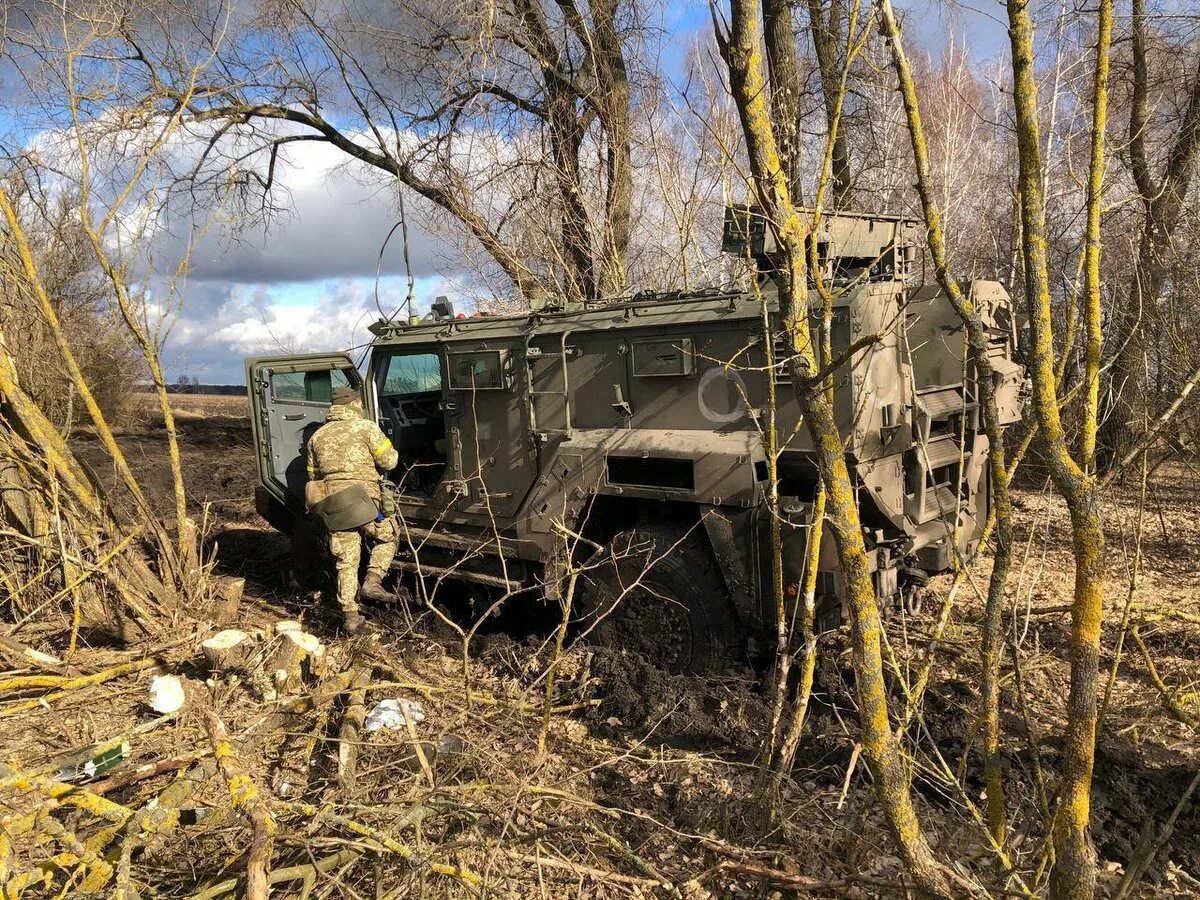 Правда украины 2022. Тайфун ВСУ. Брошенная техника ВСУ. Украинская Военная техника. Уничтоженная техника ВСУ 2022.