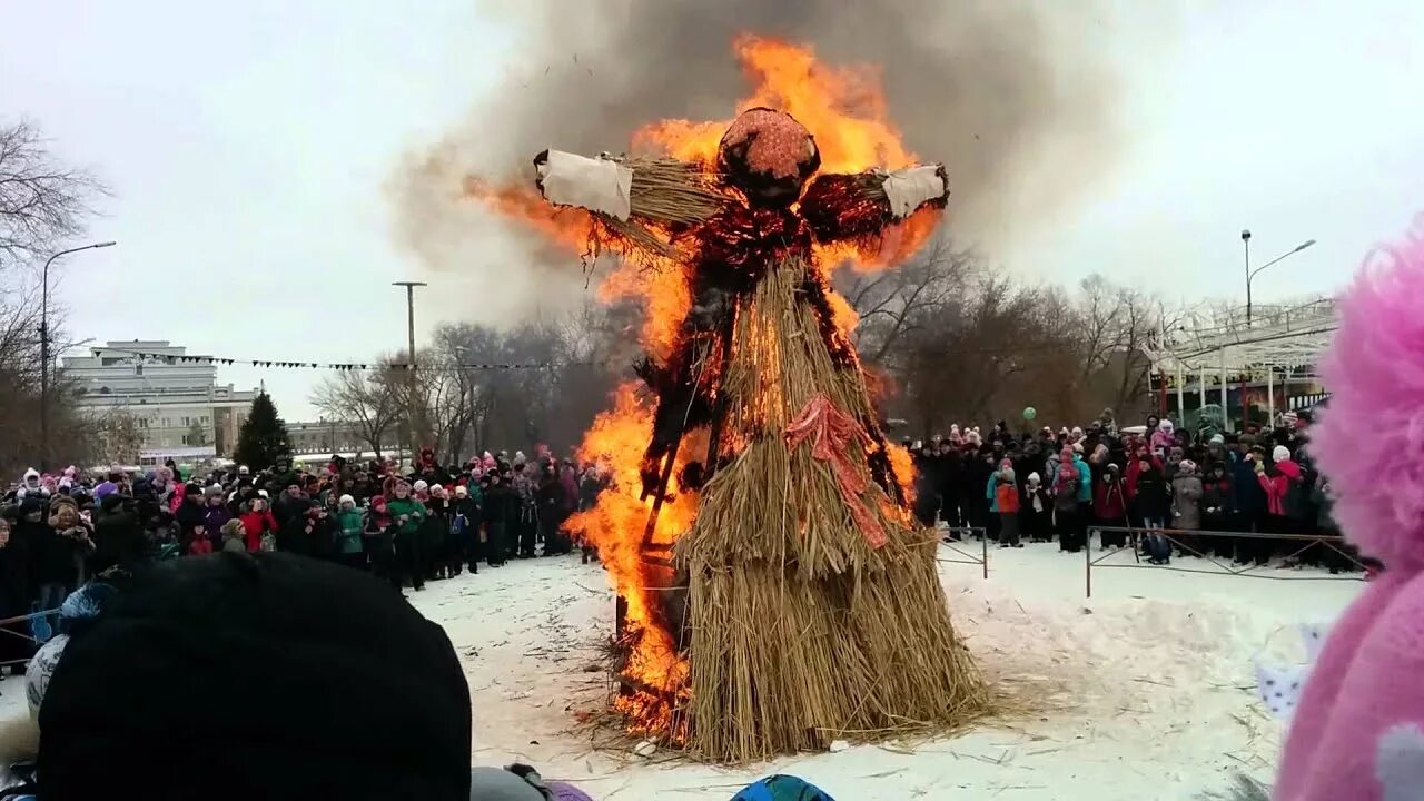 Орск сжигание чучела. Масленица огнемет. Праздник масленица сожжение чучела. Орск сжигание чучела. Масленица в оренбурге.