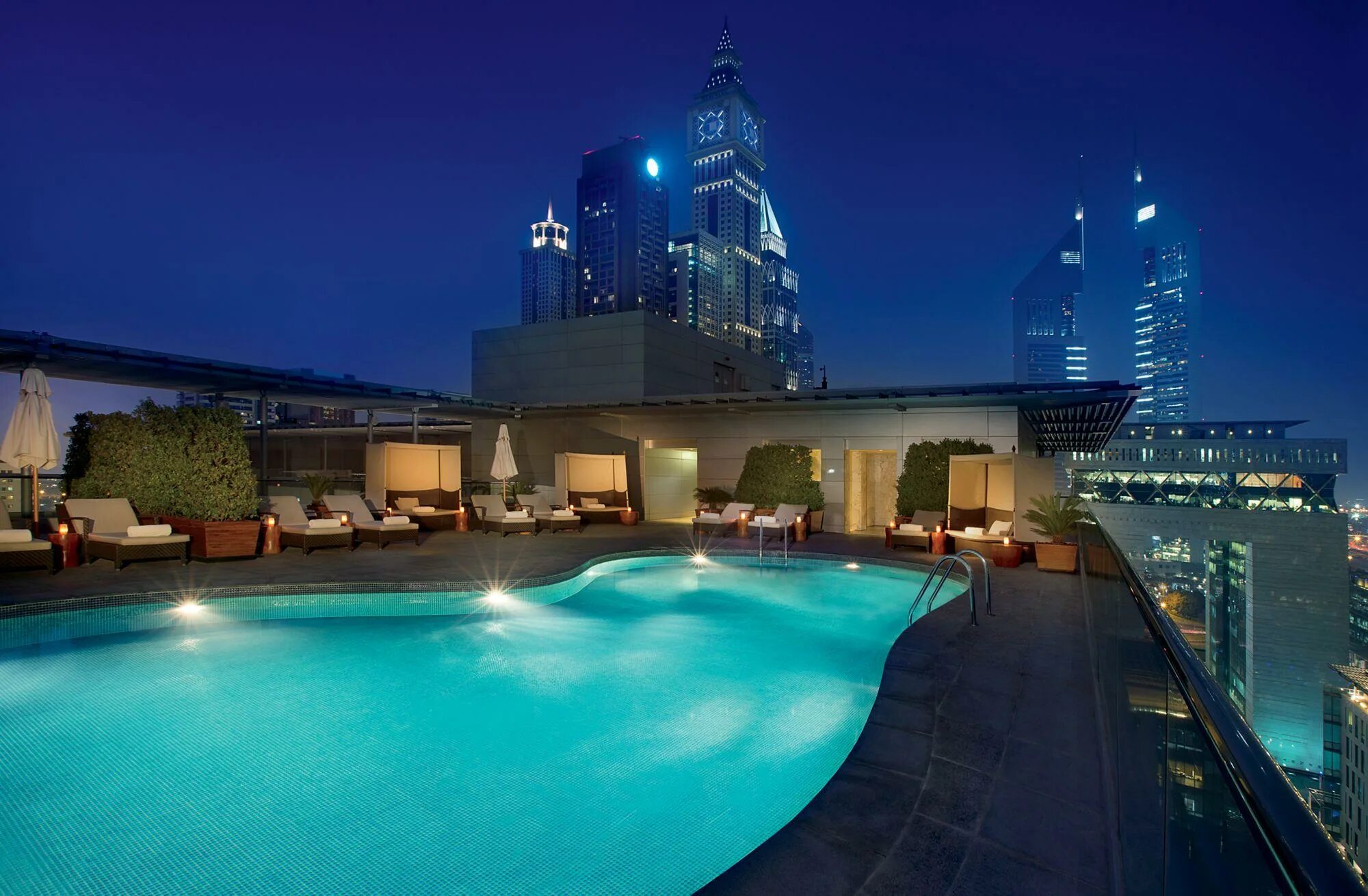 Отель с бассейном. Ritz Carlton Dubai бассейн. Эмираты Ритц Карлтон Дубай. Отель Ритц Карлтон Дубай. Отель Ритц Карлтон Дубай бассейн.