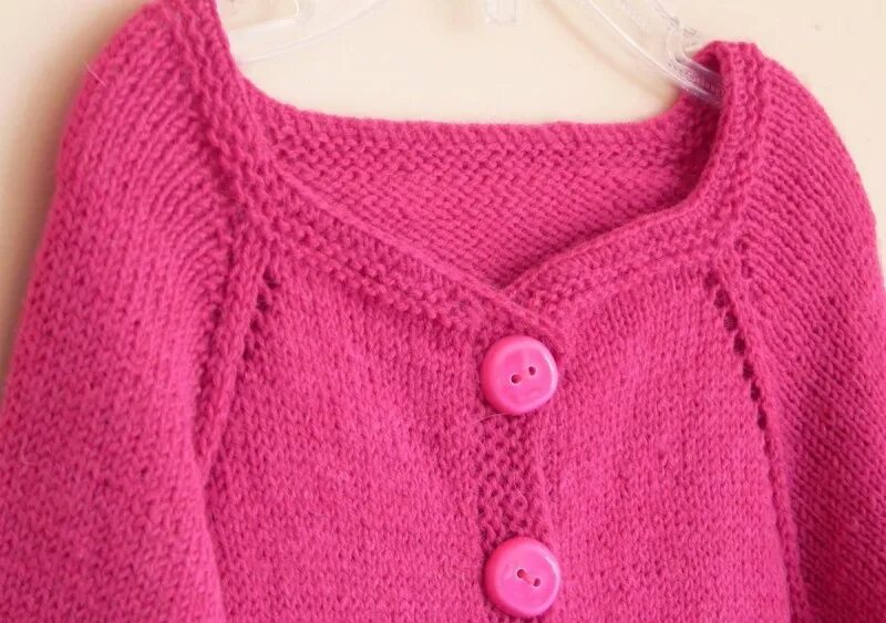 Спицами девочке кофту сверху. Кофта реглан сверху спицами. Детские кофты спицами. Кофточка для девочки спицами. Спицами девочке кофту сверху.