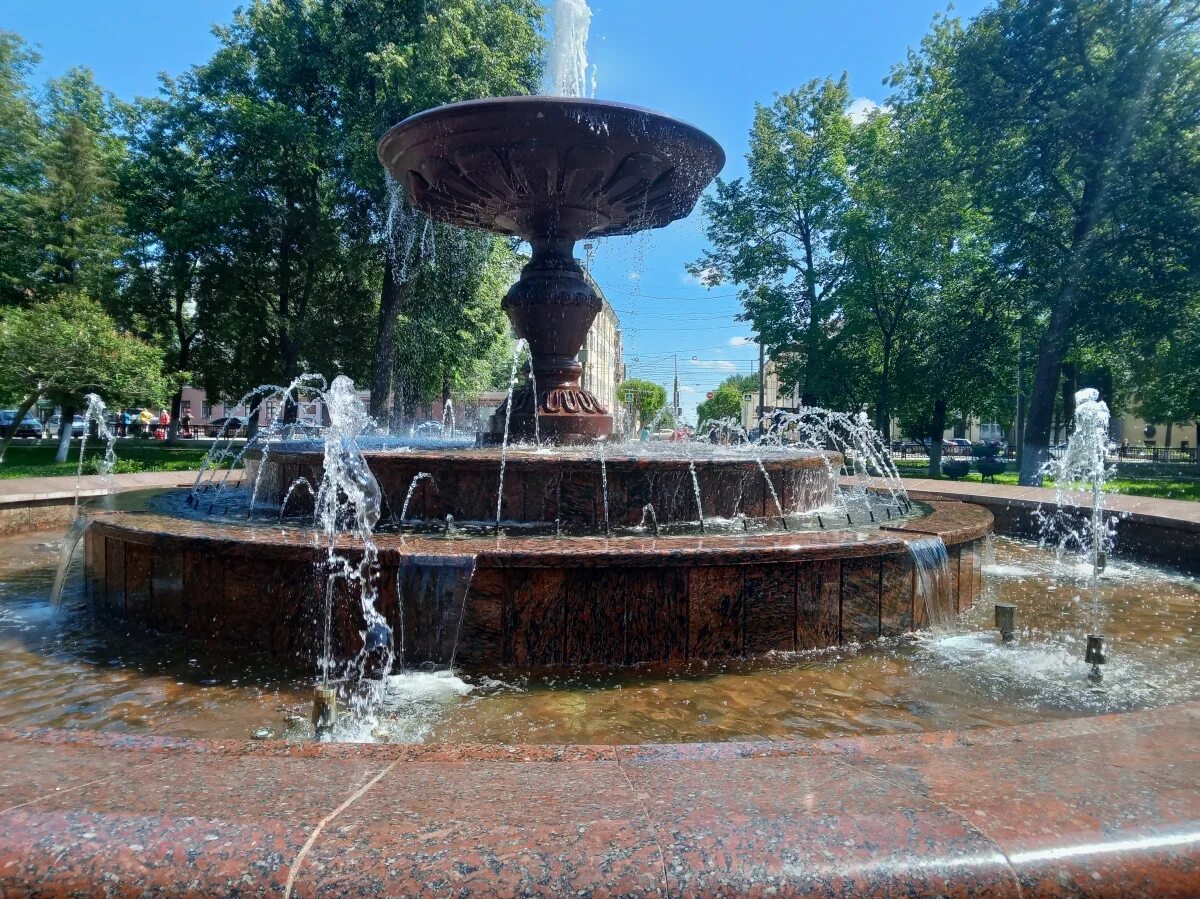 Создатель фонтана на театральной площади. Фонтан на театралке киров. площадь кирова фонтан. сквер на театральной площади киров. фонтан на площади кирова новосибирск.