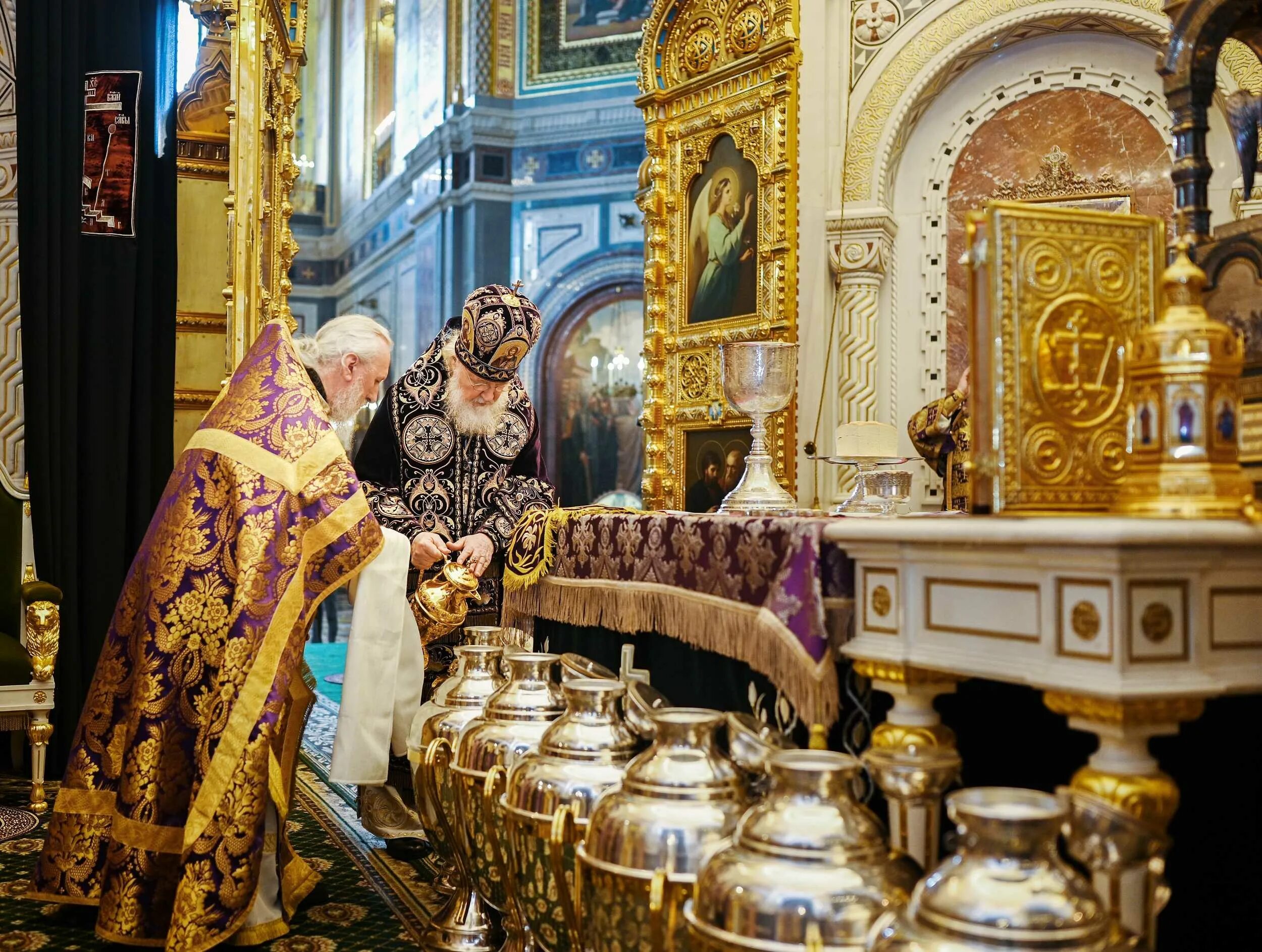 Литургия в храме читать. Патриарх освящает миро. освящение мира в храме христа спасителя. освящение храма христа спасителя. мироварение в русской церкви.