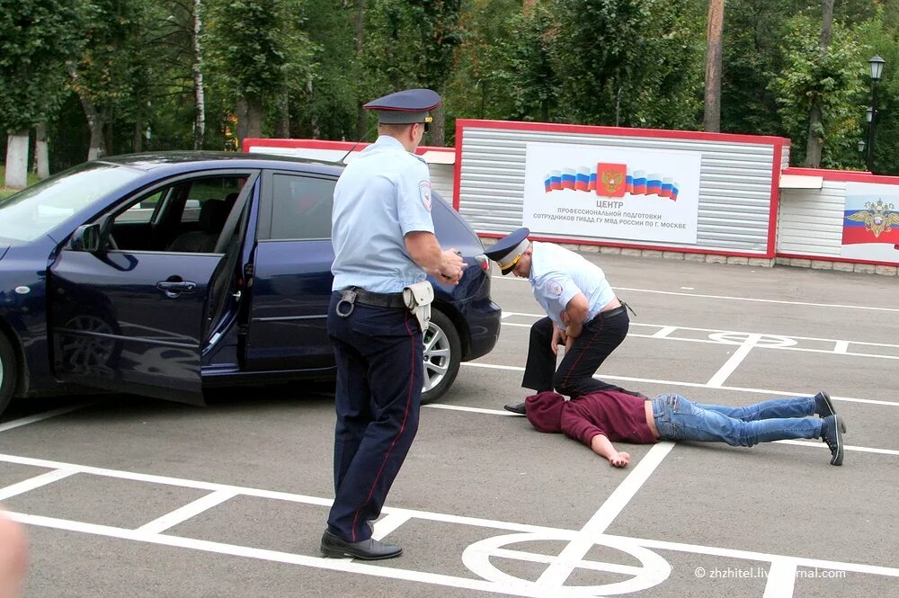 Досмотр гибдд. Полицейский арестовывает преступника. Полицейский задерживает нарушителя. Полиция задержала нарушителя. ГИБДД поимка преступника.