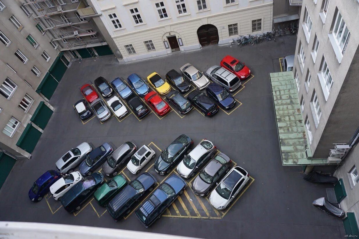 Автостоянка жилых зданий. Парковка. Парковка во дворе. Стоянка автомобилей. Автомобиль в паркинге.