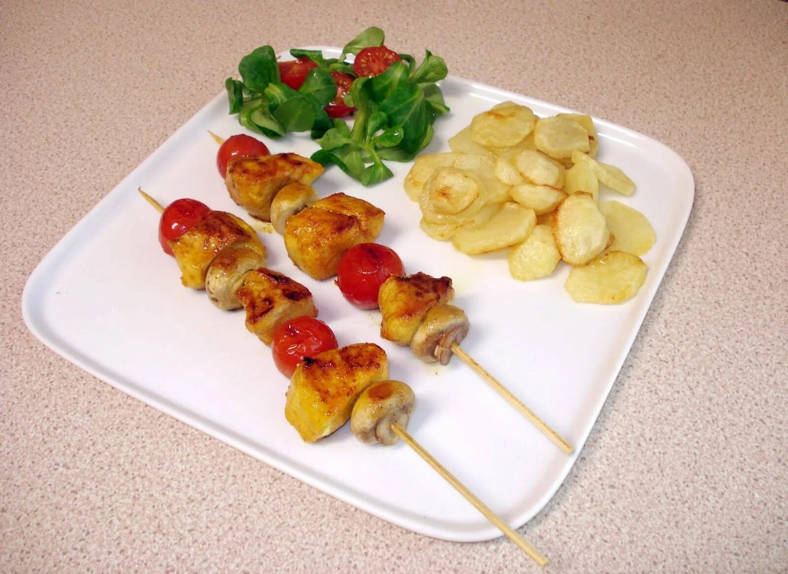 Куриный шашлык в духовке. Шашлычки на шпажках. Шашлык из курицы на шпажках. Куриные шашлычки на шпажках на сковороде. Шашлы ккурины на шпажках.