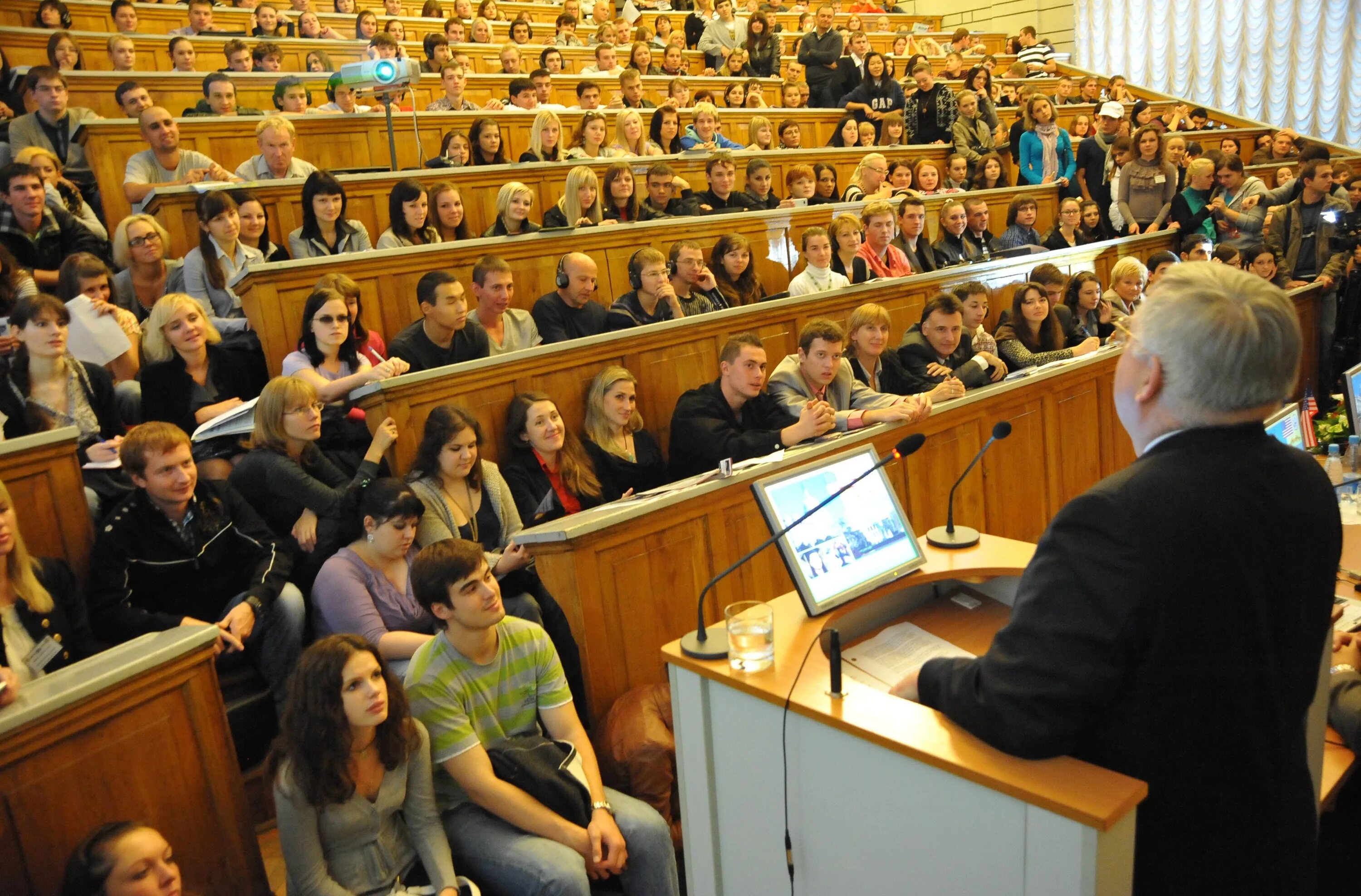 Преподаватель в универе. Лекция в университете. лекция в аудитории. преподаватель вуза. преподавание в вузе.