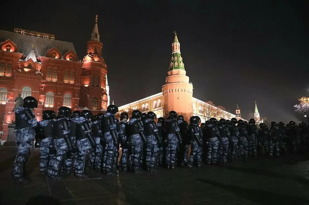 Омон много. Кремль ОМОН. Омоновцы в Москве на красной площади. ОМОН на красной площади. ОМОН на площади.