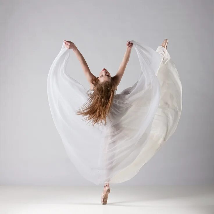 Танец полетели. Танец Вдохновение. Вдохновение балерины. Легкость балет. Танцовщица в летящем платье.
