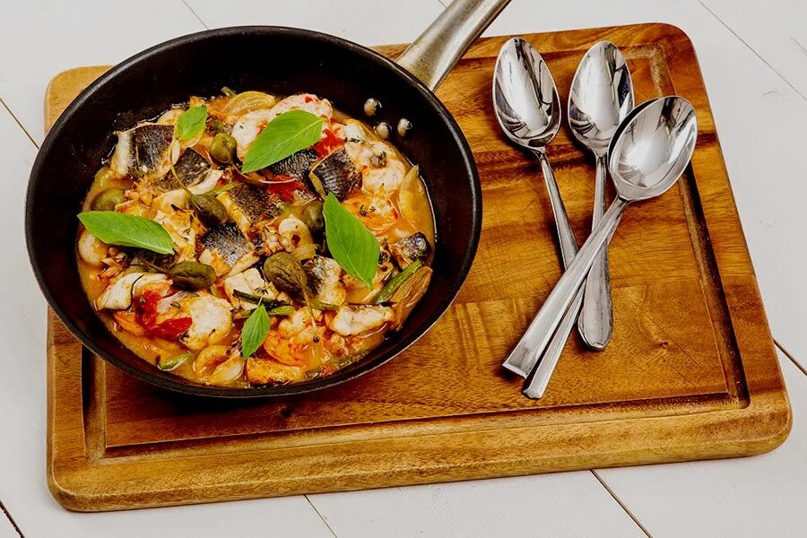 стейк на сковороде. блюда на сковороде. шипящая сковородка со свининой. сковородка с морепродуктами. горячая сковорода.