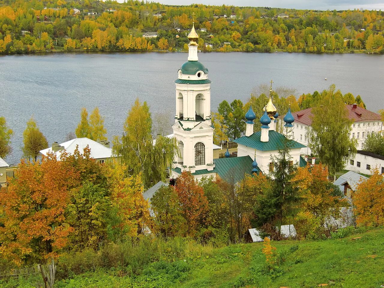 В каком городе находится плес. Церковь Варвары великомученицы Плес. Осенний плёс Ивановская область. Плес осенний Ярославская область. Плес Иваново.