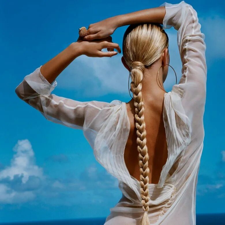 Девочкас космчной со спины. Девушка с косами сзади. Девушка с длинной косой. Коса со спины. Коса со спины.