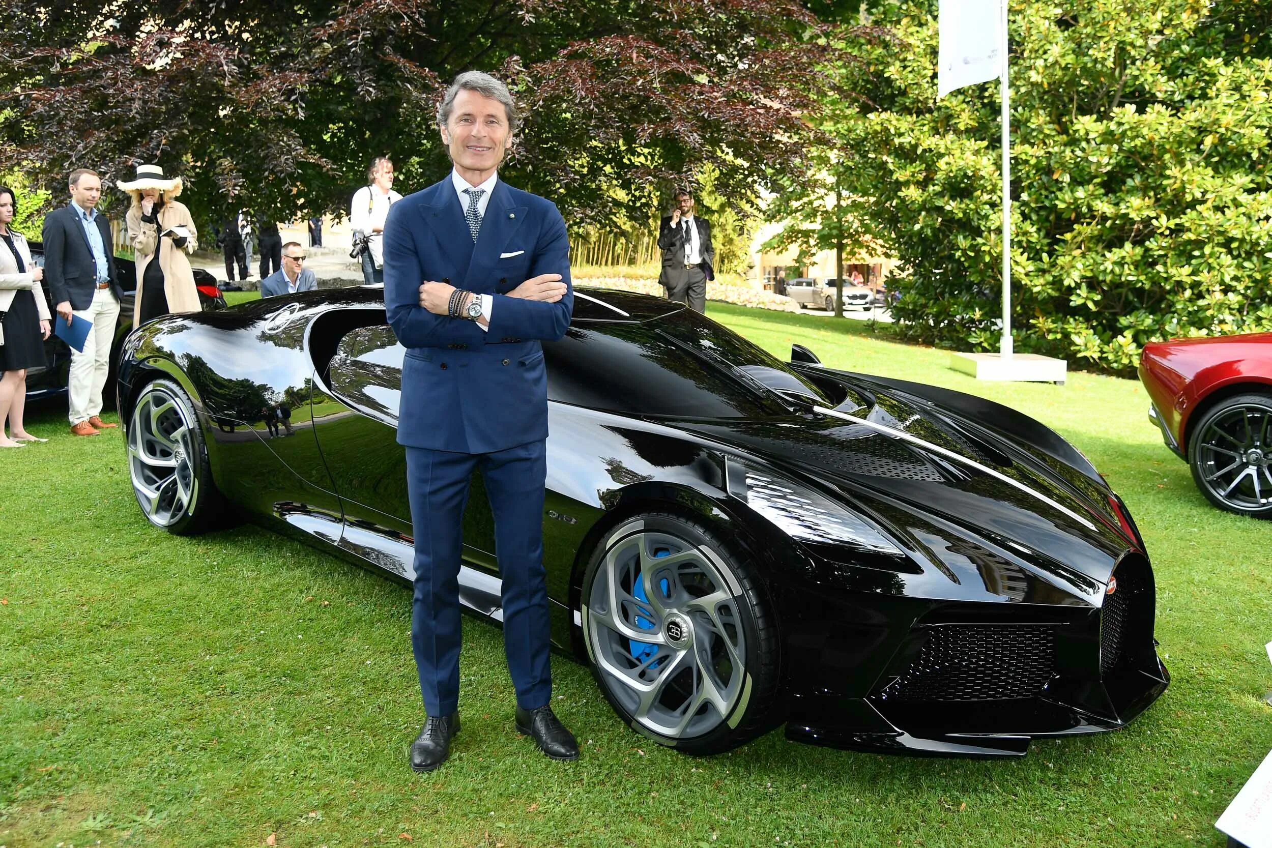 Бугатти 2020 нойре. Бугатти la voiture noire 2021. Бугатти ноир 2021. Машина bugatti la voiture noire. Машина роналду бугатти.
