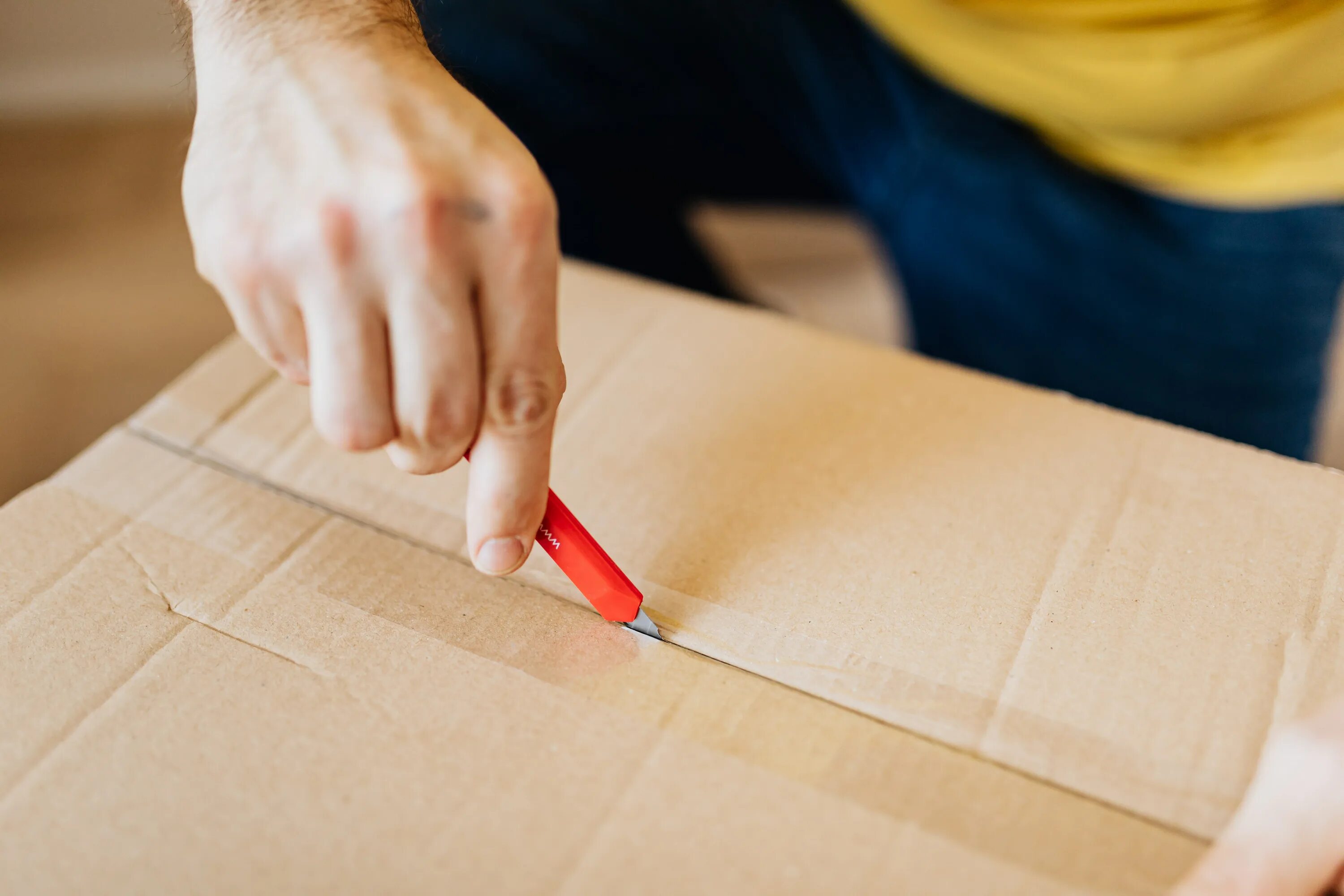 Можно ли вскрывать посылку. Cardboard Box Cutter Knife. Cardboard Box Cut. Self-assembled Cardboard Boxes with a Cutting Knife for Hairdressing Foil.