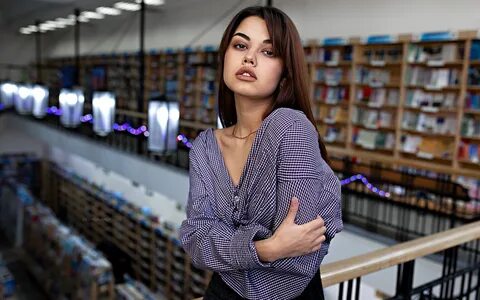 Молодая красивая умная девушка