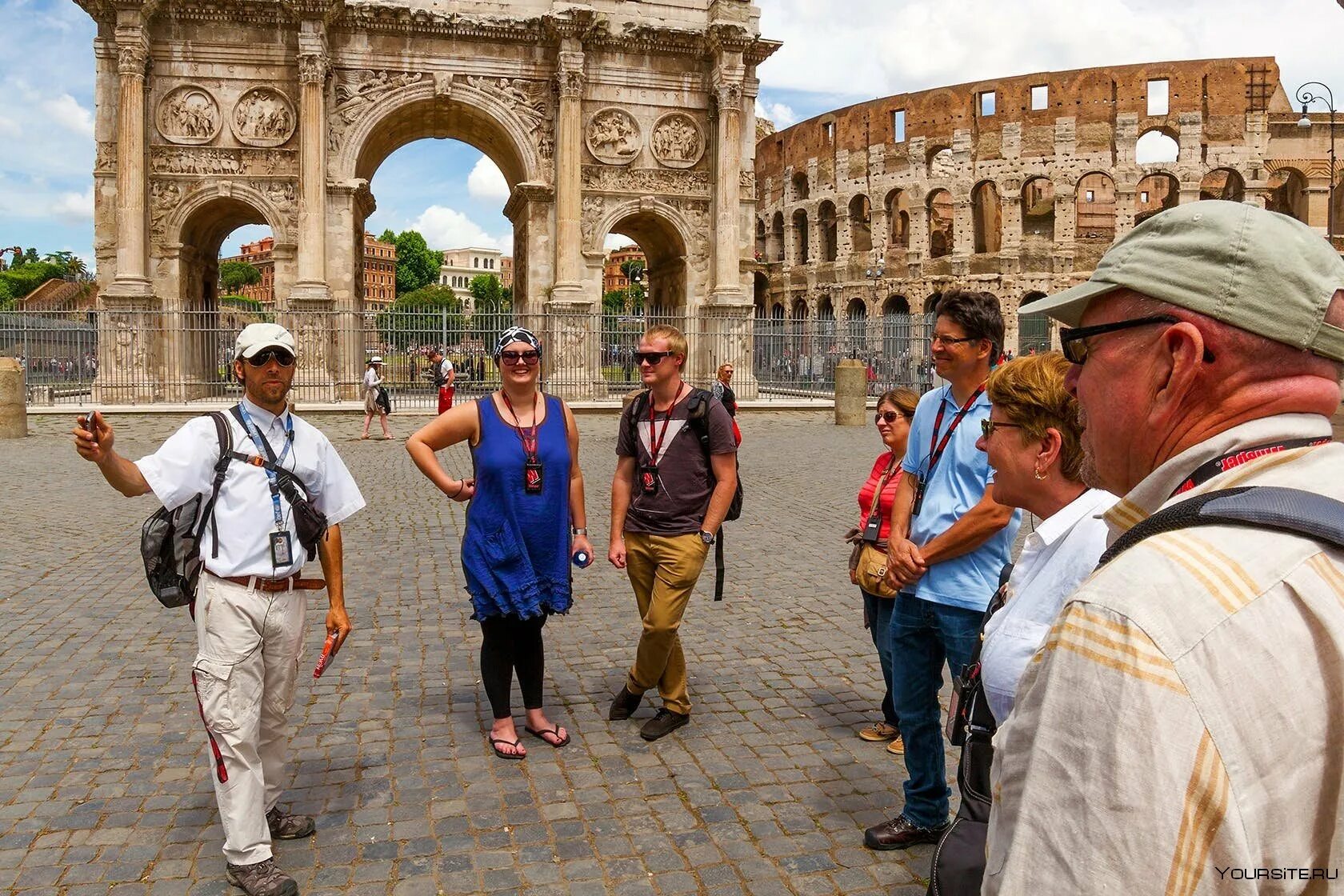 Экскурсионный показ. Рим экскурсия по Риму. Экскурсия по Ватикану Рим. Экскурсионный туризм. Туристы на экскурсии.