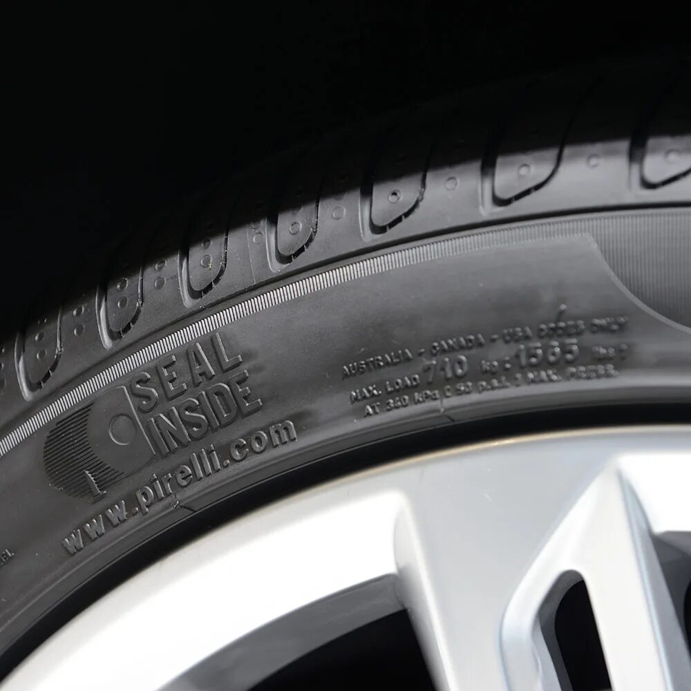 Шины pirelli направление вращения. Sailun колеса 225 55 r16 надписи на резине что значит. Гудиер сув 4 4. Резина гудиер с белыми надписями. Наружная сторона резины.
