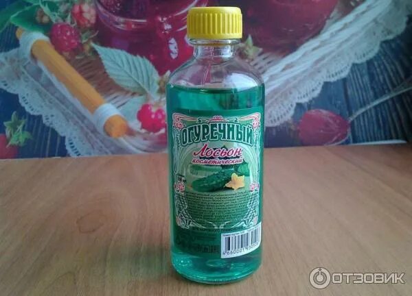 Огурцовая вода для лица. Огуречный лосьон для лица. Огурец в стакане. Огуречная настойка для лица. Огуречный лосьон рецепт приготовления.