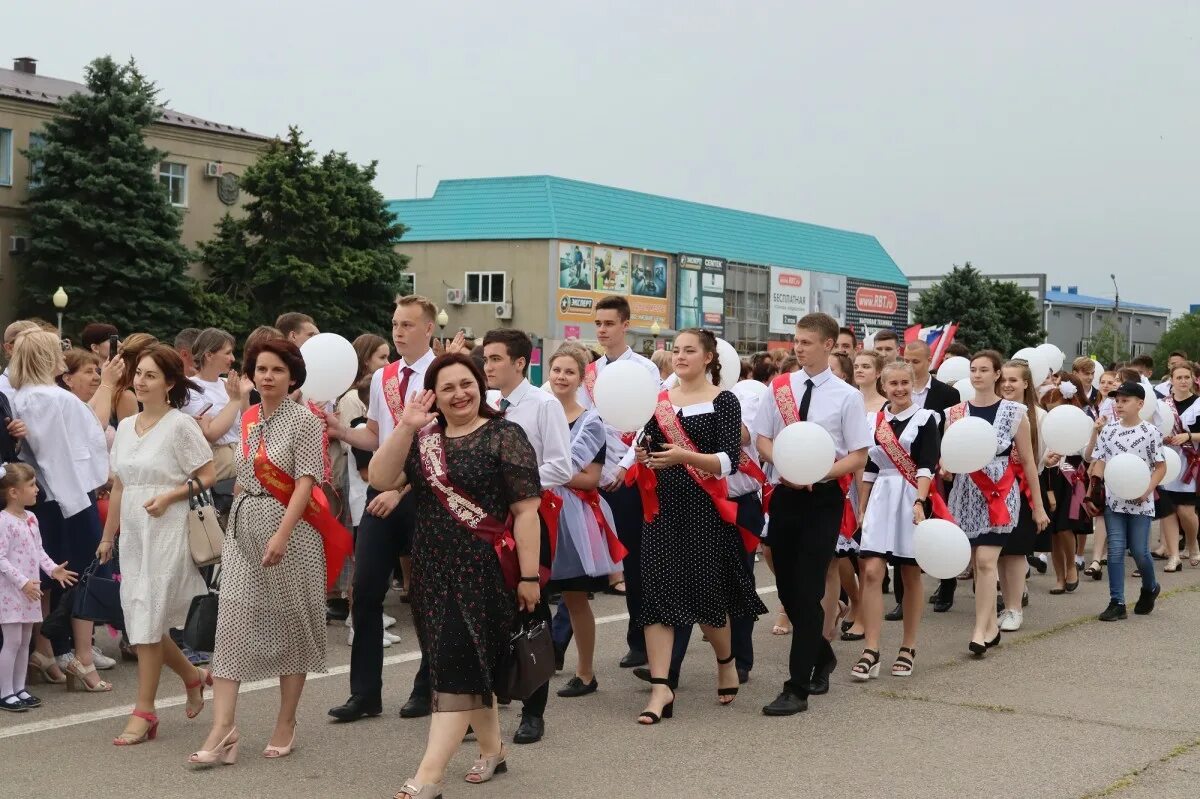 Зеленокумск Ставропольский край. Парад выпускников. Ставрополье Зеленокумск. 11 Школа Зеленокумск. Гисметео советская ставропольский край