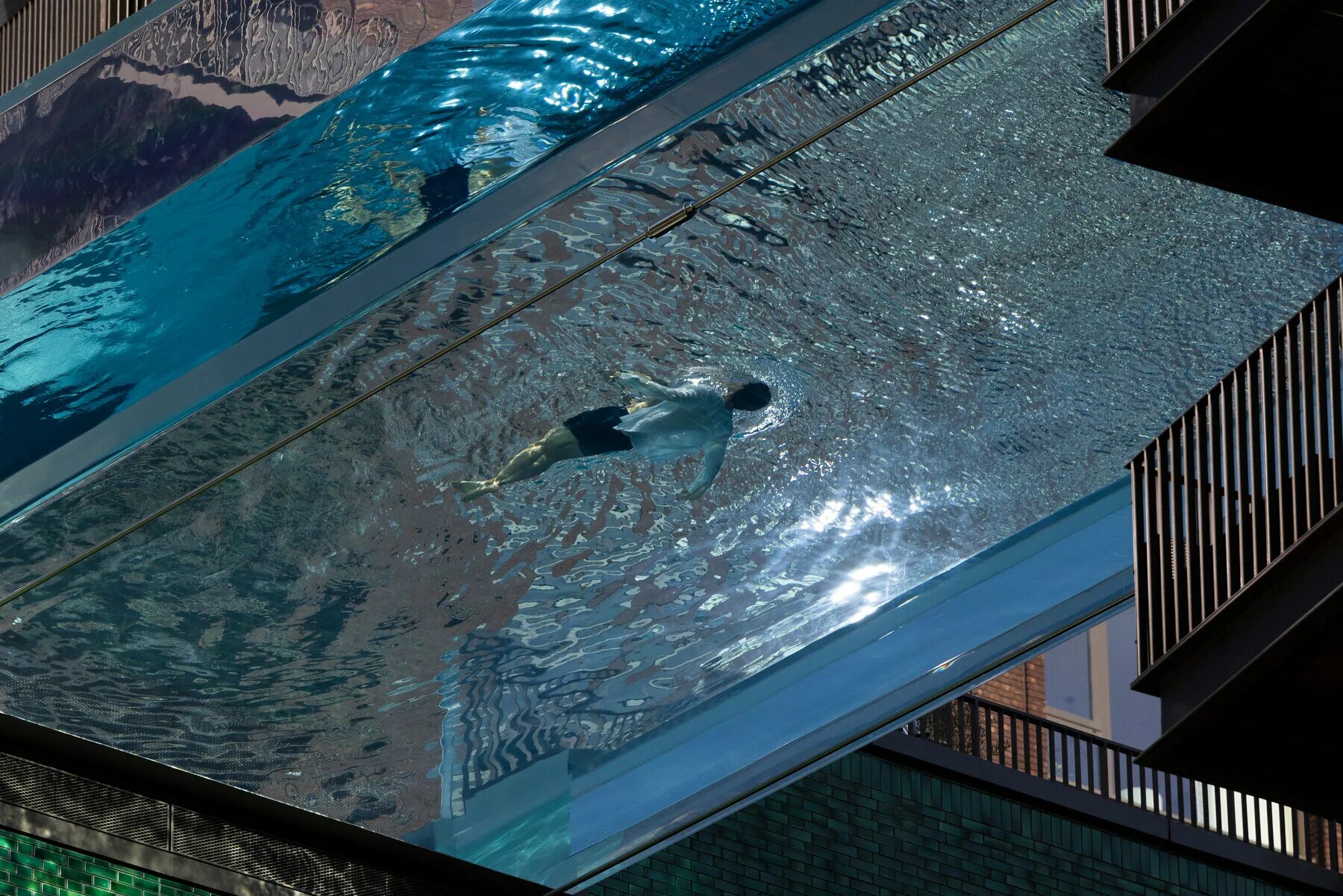 Как сделать бассейн прозрачным. Sky pool бассейн лондон. бассейн между домами в лондоне. бассейн с прозрачным дном. бассейн на крыше с прозрачным дном.