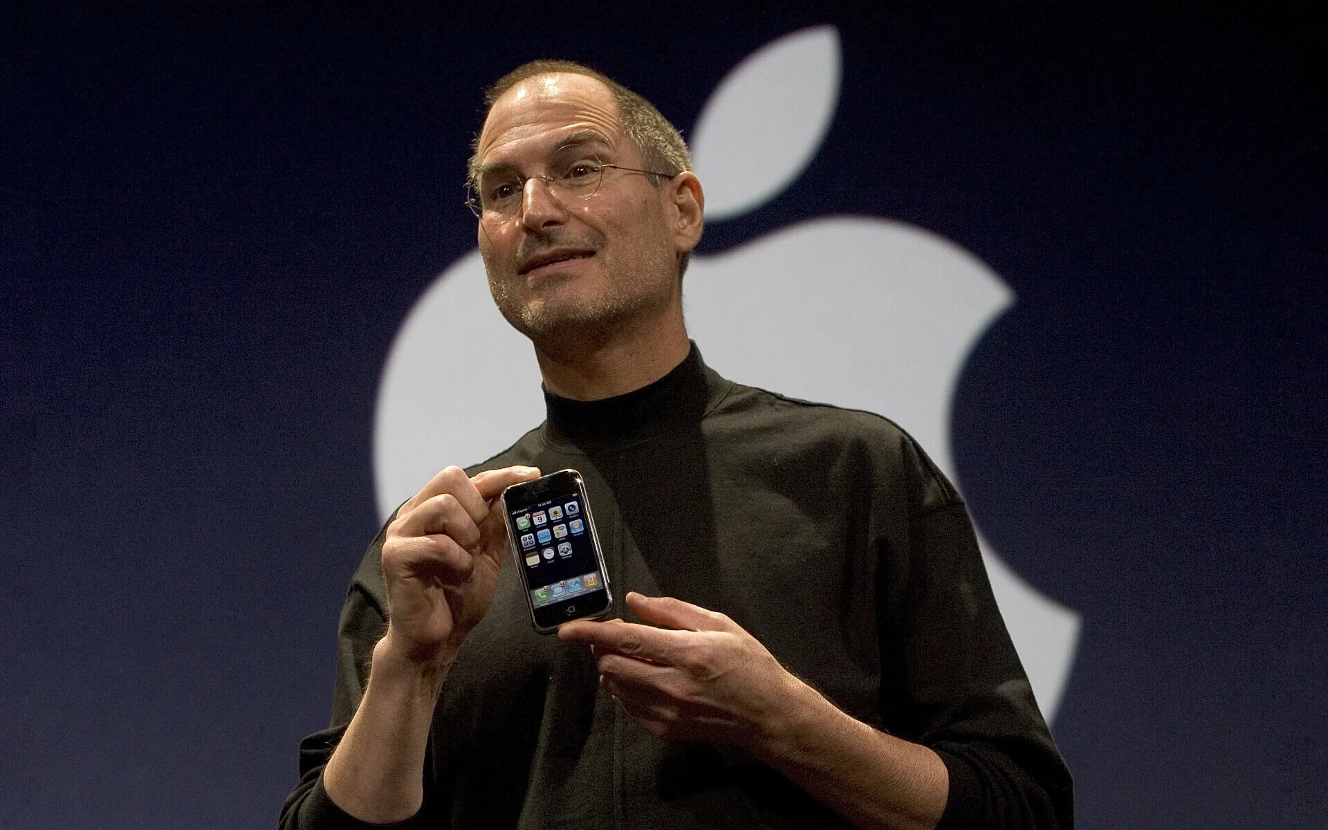 Первый iphone год выпуска. Стив Джобс с айфоном. Стив Джобс iphone 1. Стив Джобс 2007. Стив Джобс айфон 2g.