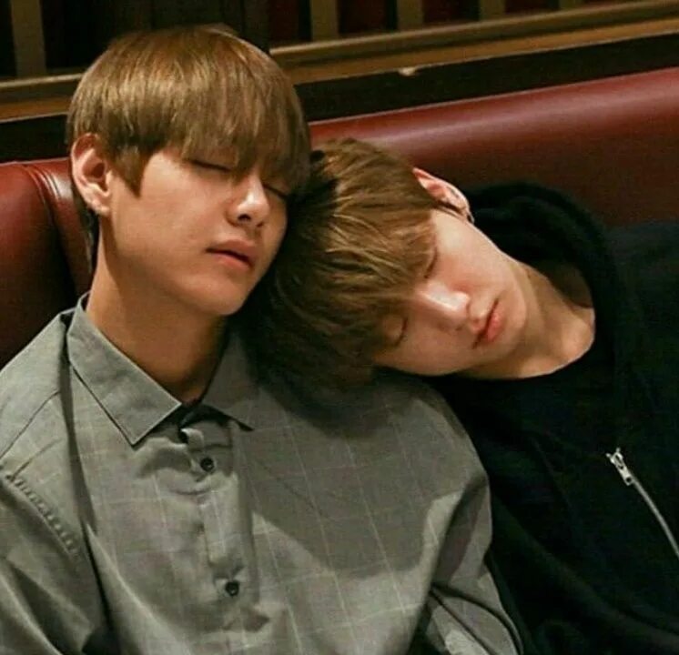Фф вигуки желтый глаза в темноте. Бтс вигуки спят вместе. вигуки бтс. taekook 2014. вигуки.