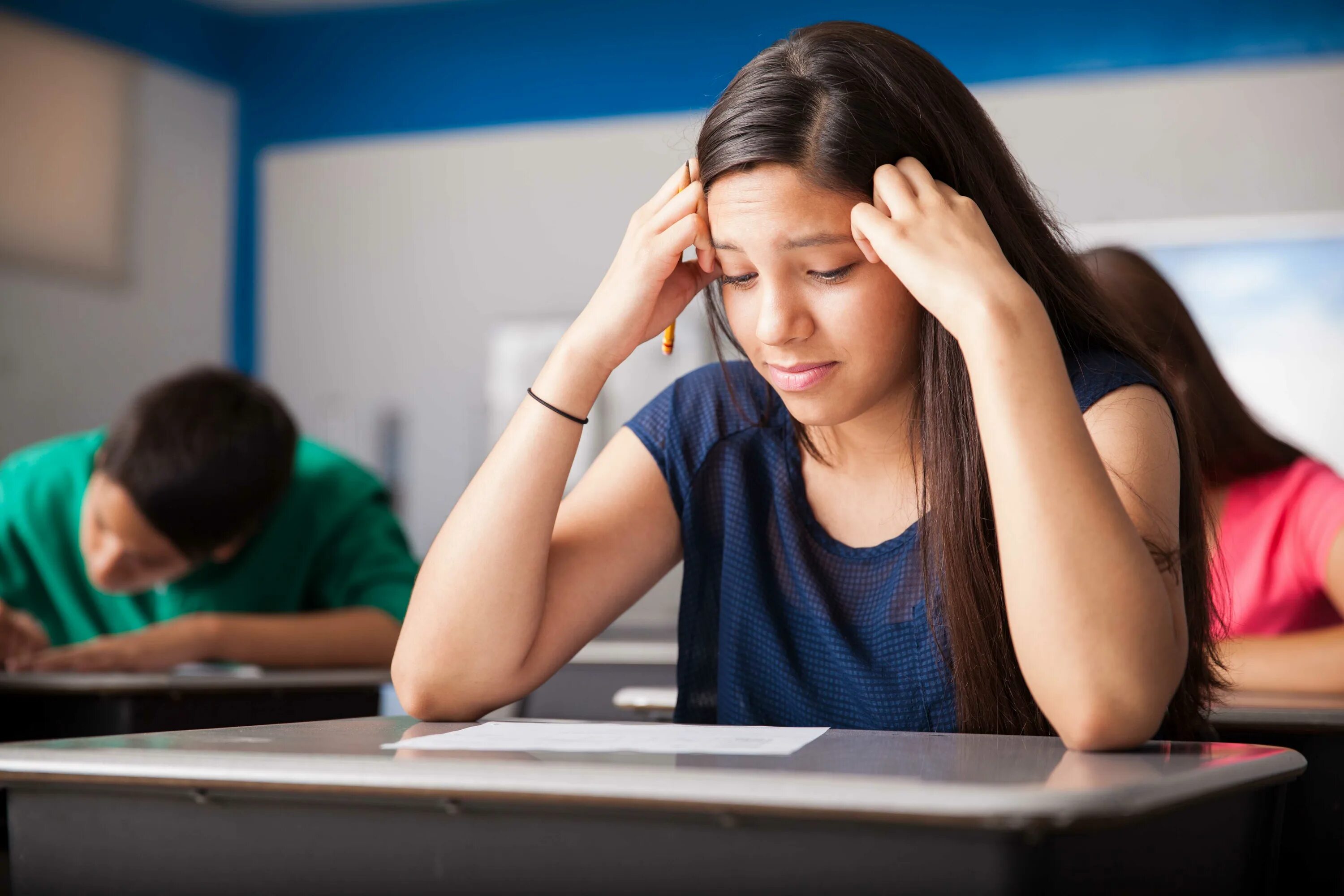 She study for her exams. Стресс из за учебы. Девушка на экзамене. Стресс подростки. Стресс у студентов.