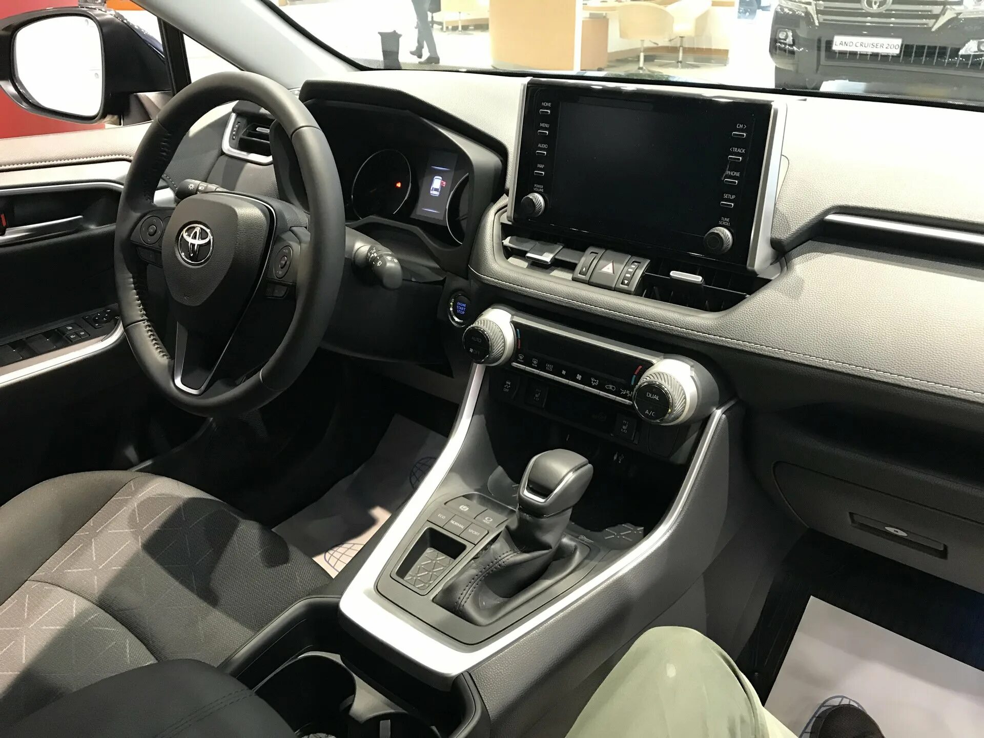 Рав 4 полный привод автомат. Toyota rav4 2022 салон. Тойота рав 4 2022 салон. Toyota rav4 2020 Interior. Тойота рав 4 5 поколение салон.