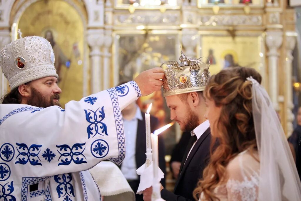 Участники венчания. Таинство венчания. Таинство венчания в православной церкви. Венчание епископом. Православное венчание венцы.