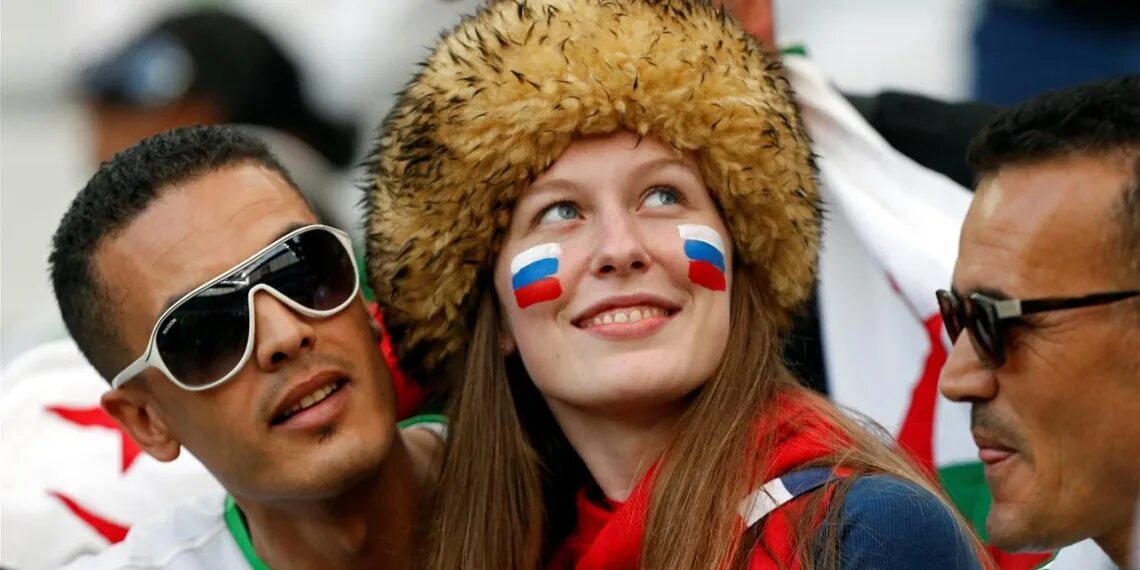 Иностранцы в москве. Девушки с иностранцами флагами. Девушка с иностранцем. Российские болельщицы с иностранцами. Русские женщины с иностранцами.