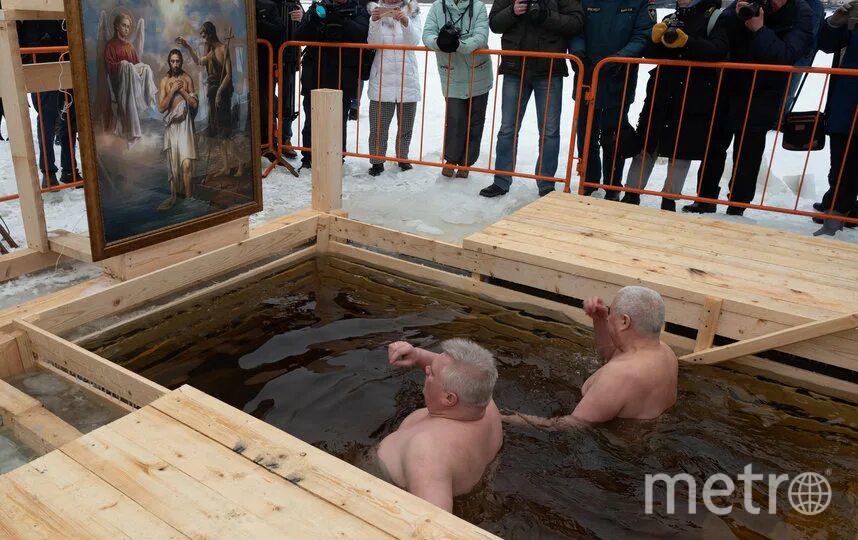 Иордань на петропавловской крепости. Крещение иордань у петропавловской крепости. Крещенские купания петропавловская крепость. Крещение в спб проруби. Прорубь спб.