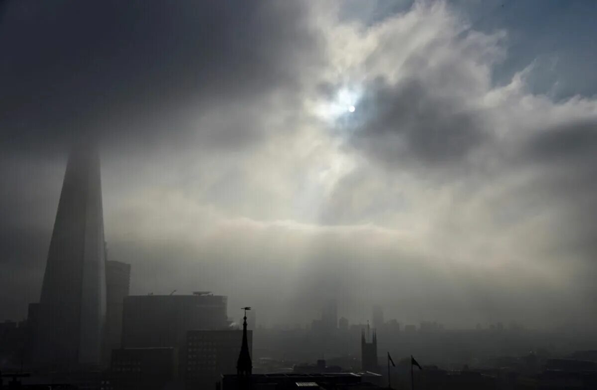 Был виден из далека. Сильный туман. Радиационный туман. Адвективный туман фото. Фото тумана в Великобритании.