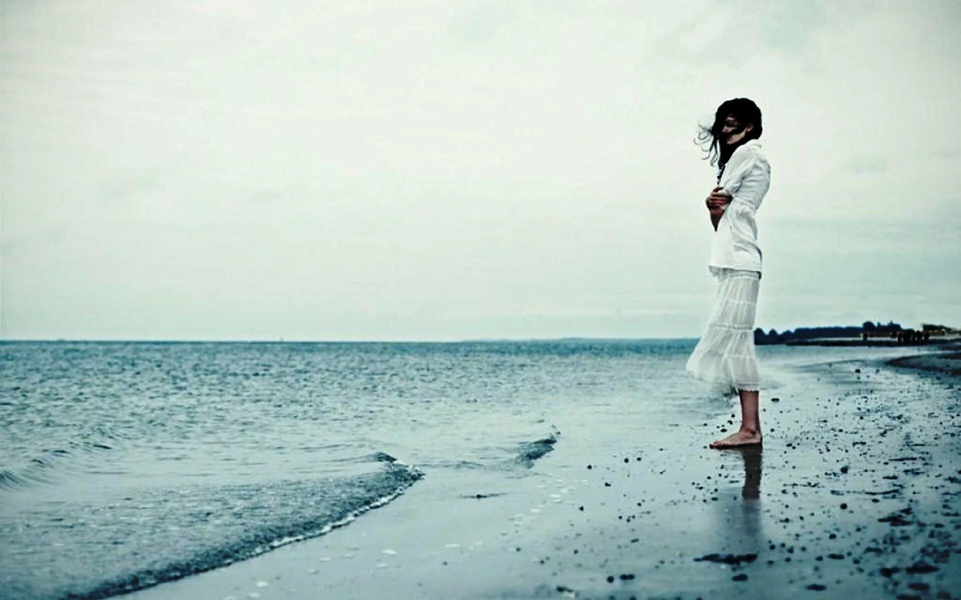 Девушка на берегу моря. Девочка на море. Одинокая девушка у моря. Одиночество женщины.
