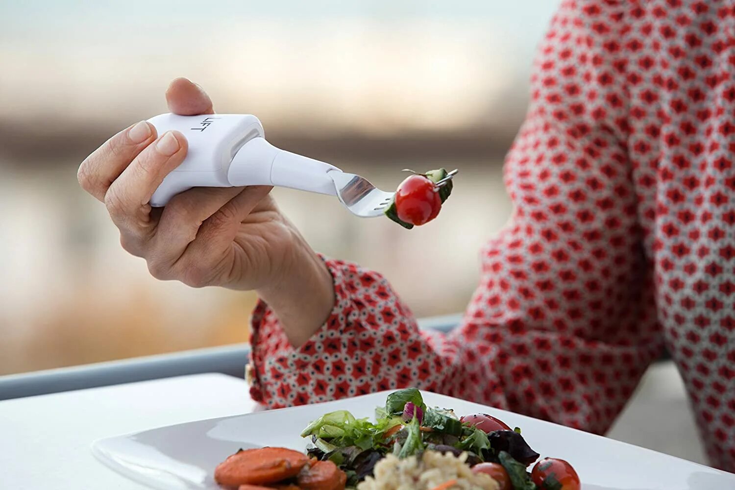 И облегчить жизнь людей. Liftware. посуда для больных паркинсоном. столовые приборы для людей с тремором. ложка для людей с болезнью паркинсона.