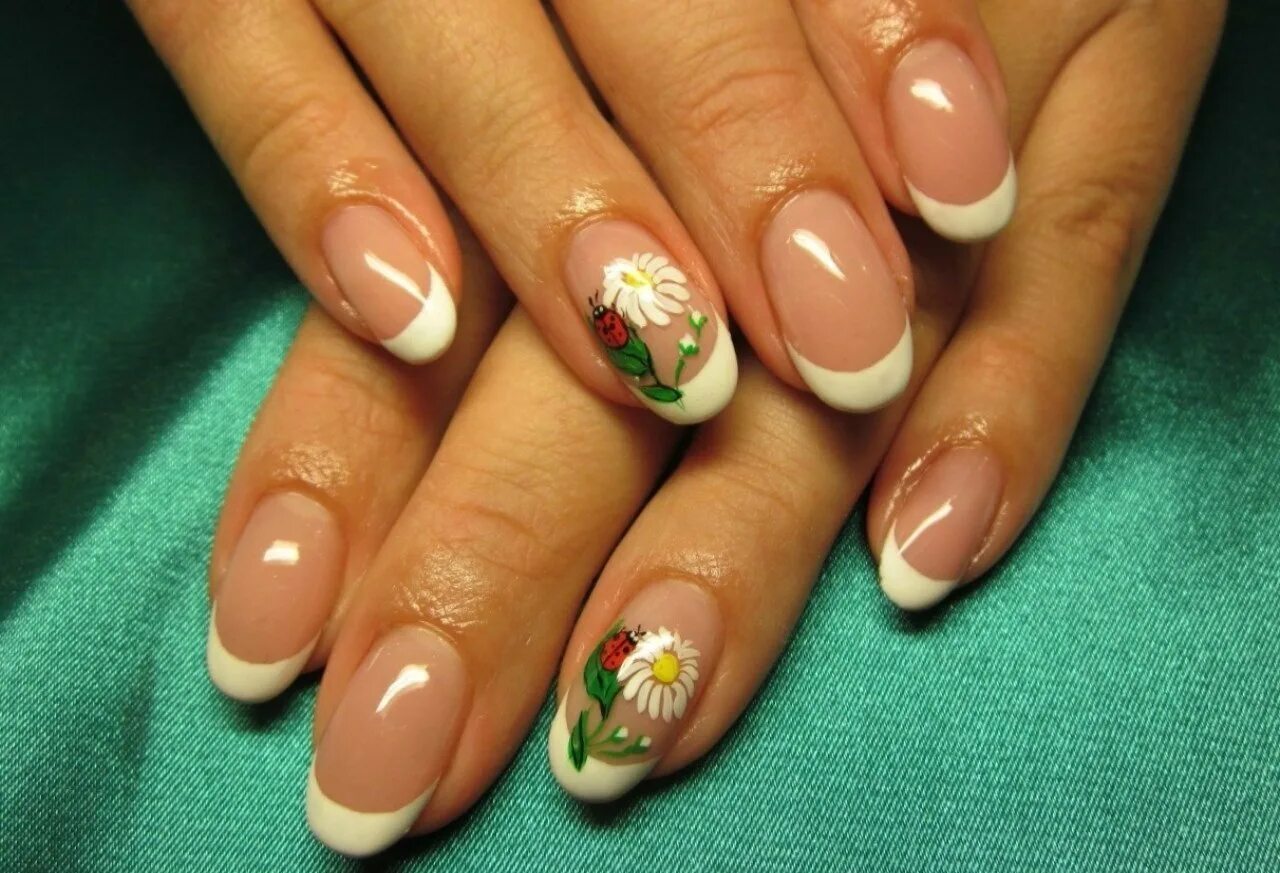 Красивый френч. Красивые ногти с цветами. Ромашки на ногтях. Френч с цветами. Весенний френч.