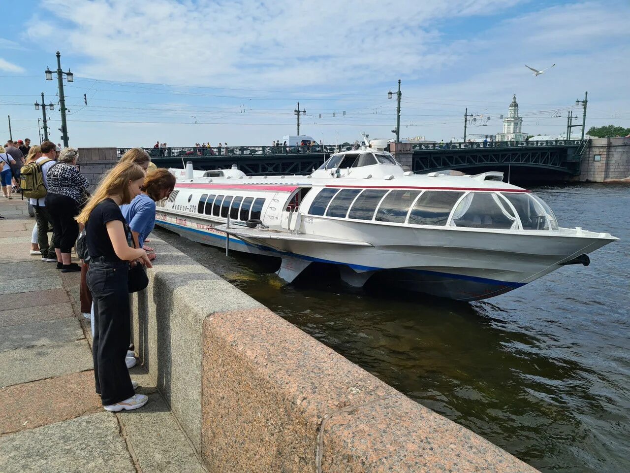 Откуда отходит метеор в петергоф