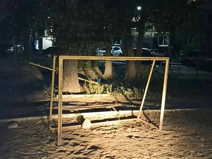 Ворота упали на ребенка. Футбольные ворота упали. Мальчик на которого упали ворота. Мальчик на воротах. Красноярске 7 школа на ребёнка упали ворота.