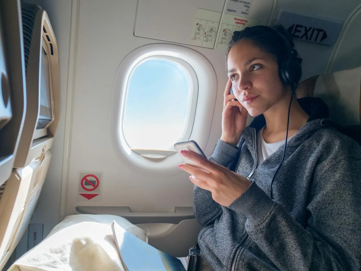 Самолёт возле окна. Long haul flight. Полет бизнес классом. Мужчина в самолете. Long haul flight.